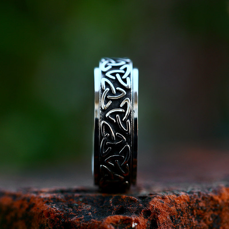 Titanstahl Ring mit keltischem Knoten