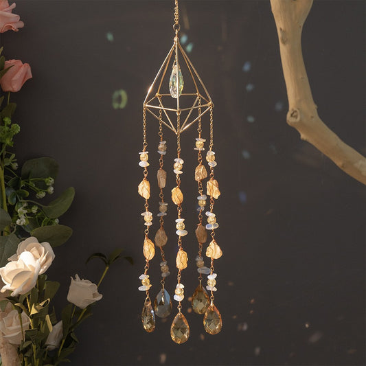 Pyramide mit Citrin - Lichtspiel