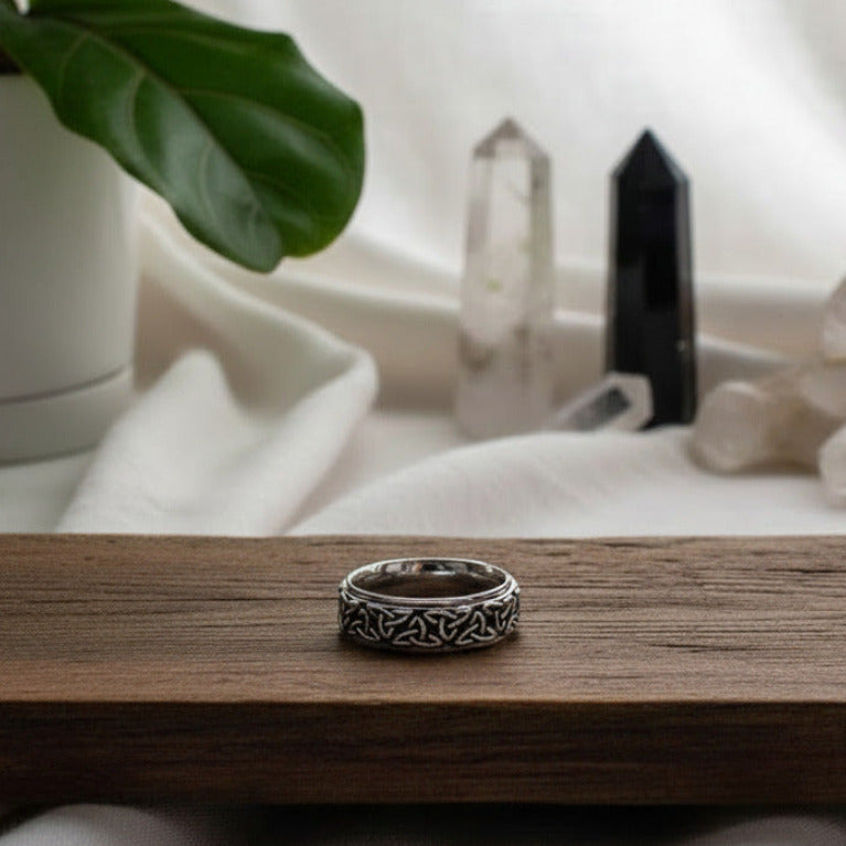 Titanstahl Ring mit keltischem Knoten