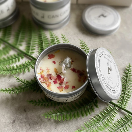 Ritualkerze mit Lazurit, Blüten und Jasminduft